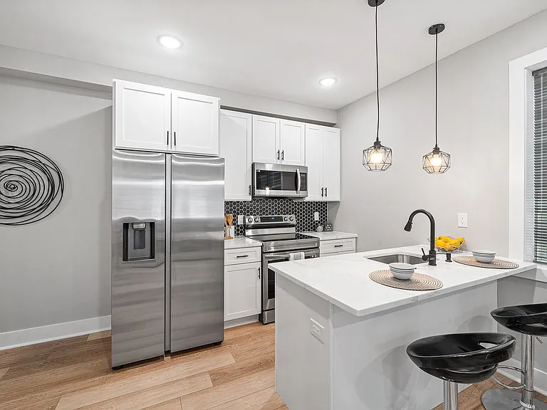 Gorgeous New Diamond St Construction Boasting Luxury Finishes — Photo 46