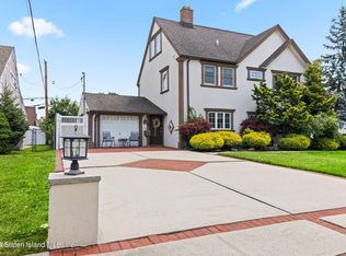 33 Russet Ln, Wantagh, NY 11793