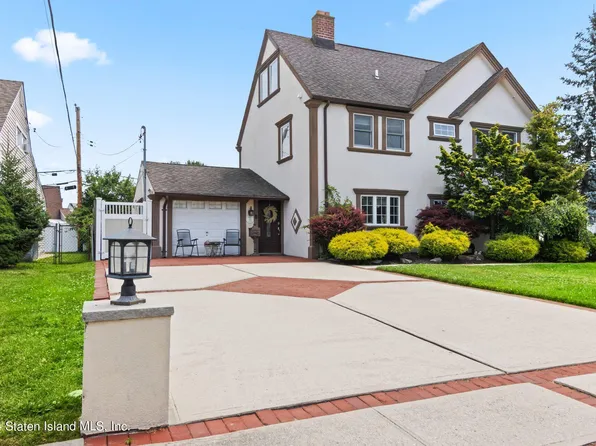 33 Russet Ln, Wantagh, NY 11793