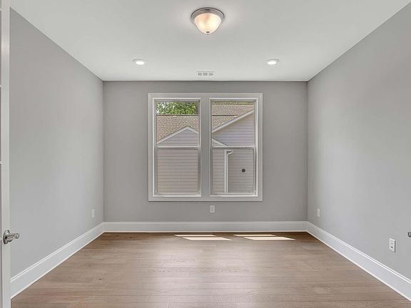 4th image of 466 Silverbell Ct