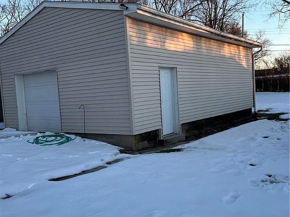 3rd image of 920 Louis St