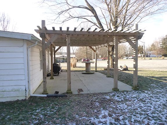 3rd image of 130 Merry Ln
