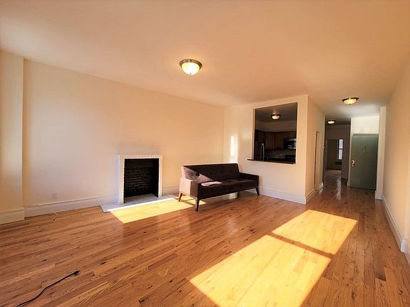 3rd image of 307 E 37th St APT 4