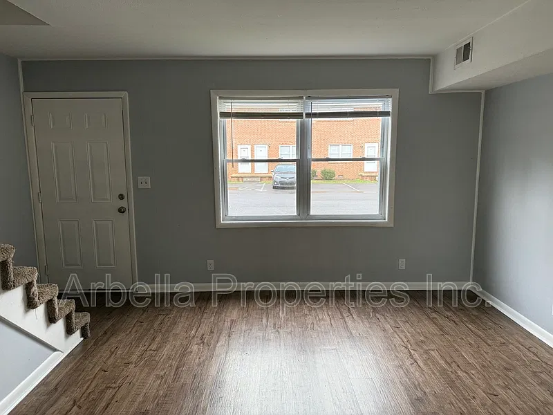 2 bed, 1.5 bath, 819 sqft, $900 — Photo 4