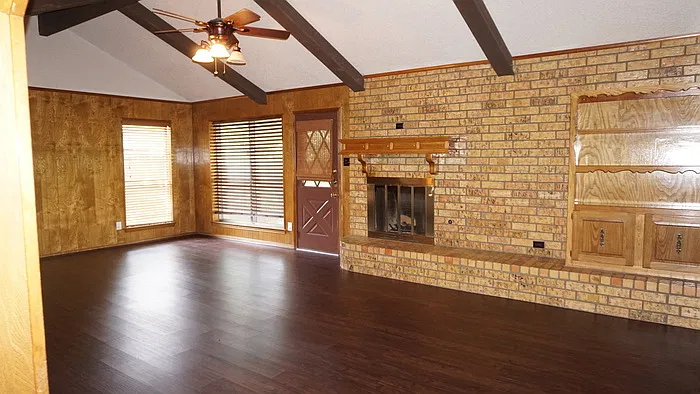 3 bed, 2.0 bath, 1904 sqft, $2,485 — Photo 2