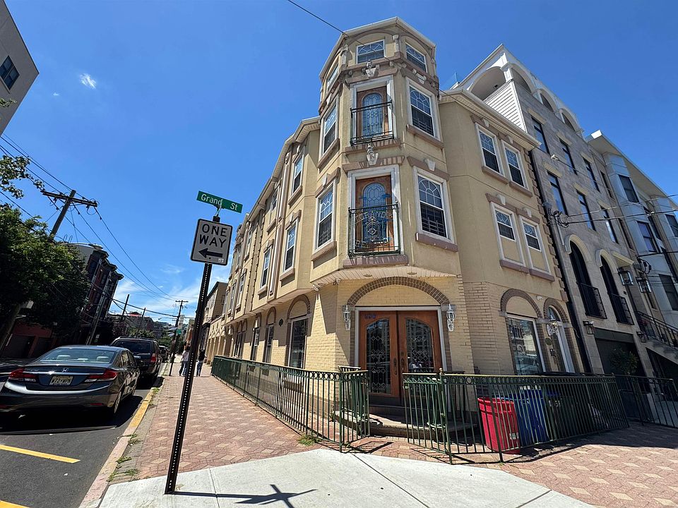1st image of 600 Grand St