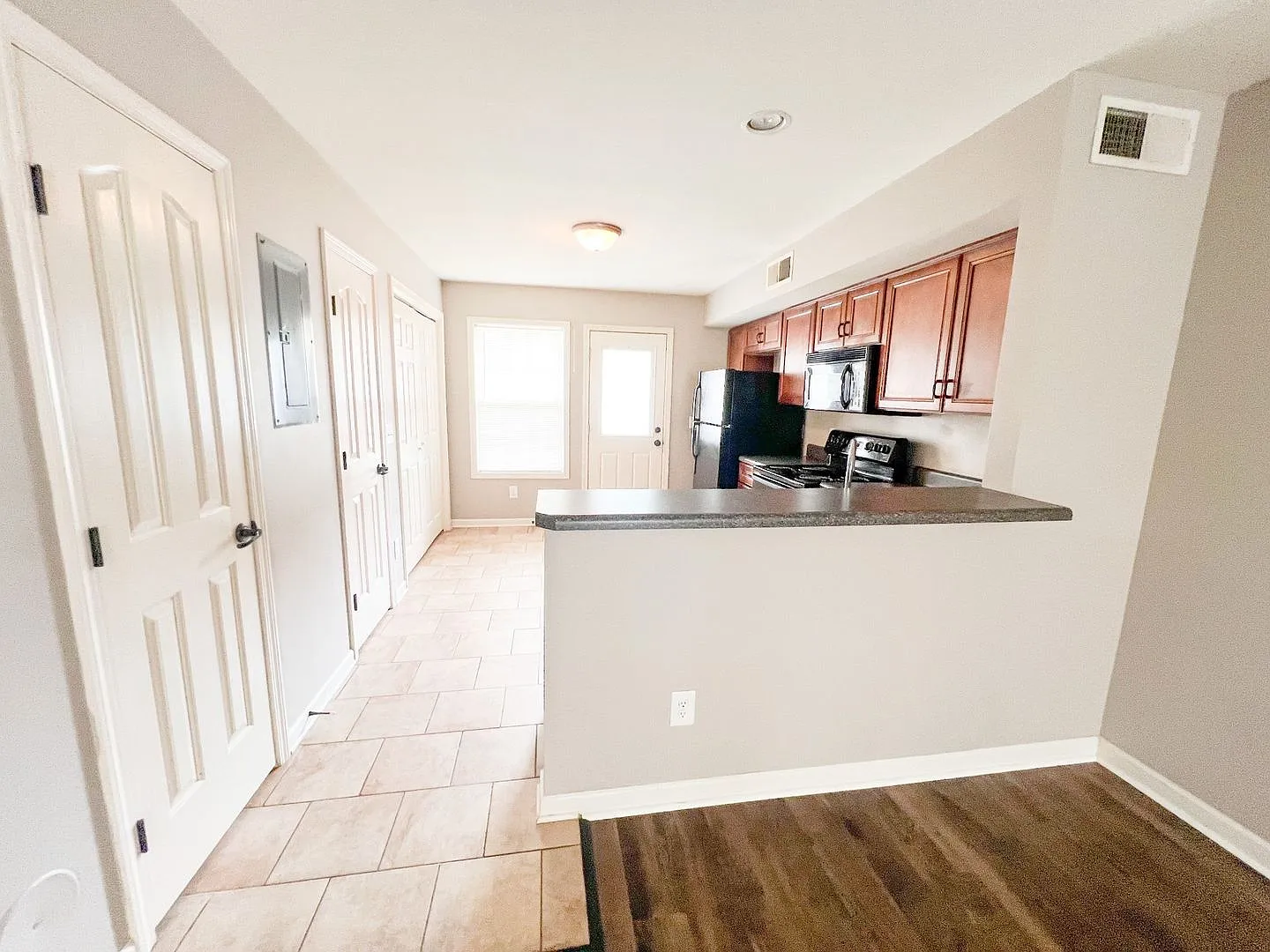 2 Bedroom 1.5 Bathroom Townhome — Photo 4