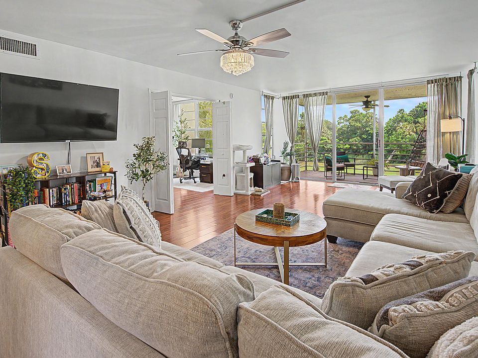 1st image of 3930 Oaks Clubhouse Drive #304