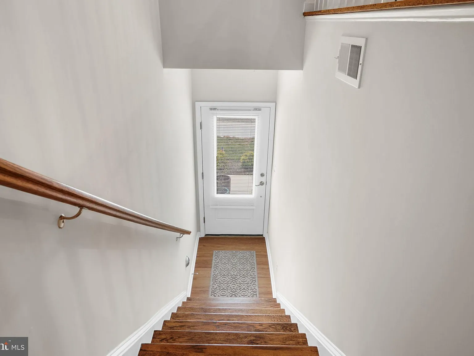 3 bed, 3.5 bath, 2626 sqft, $3,950 — Photo 3