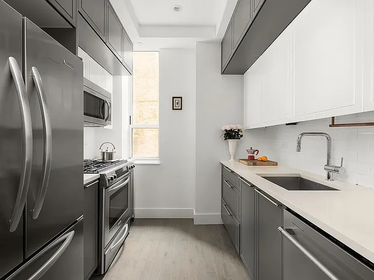 416 W 52nd St #526 — Photo 5