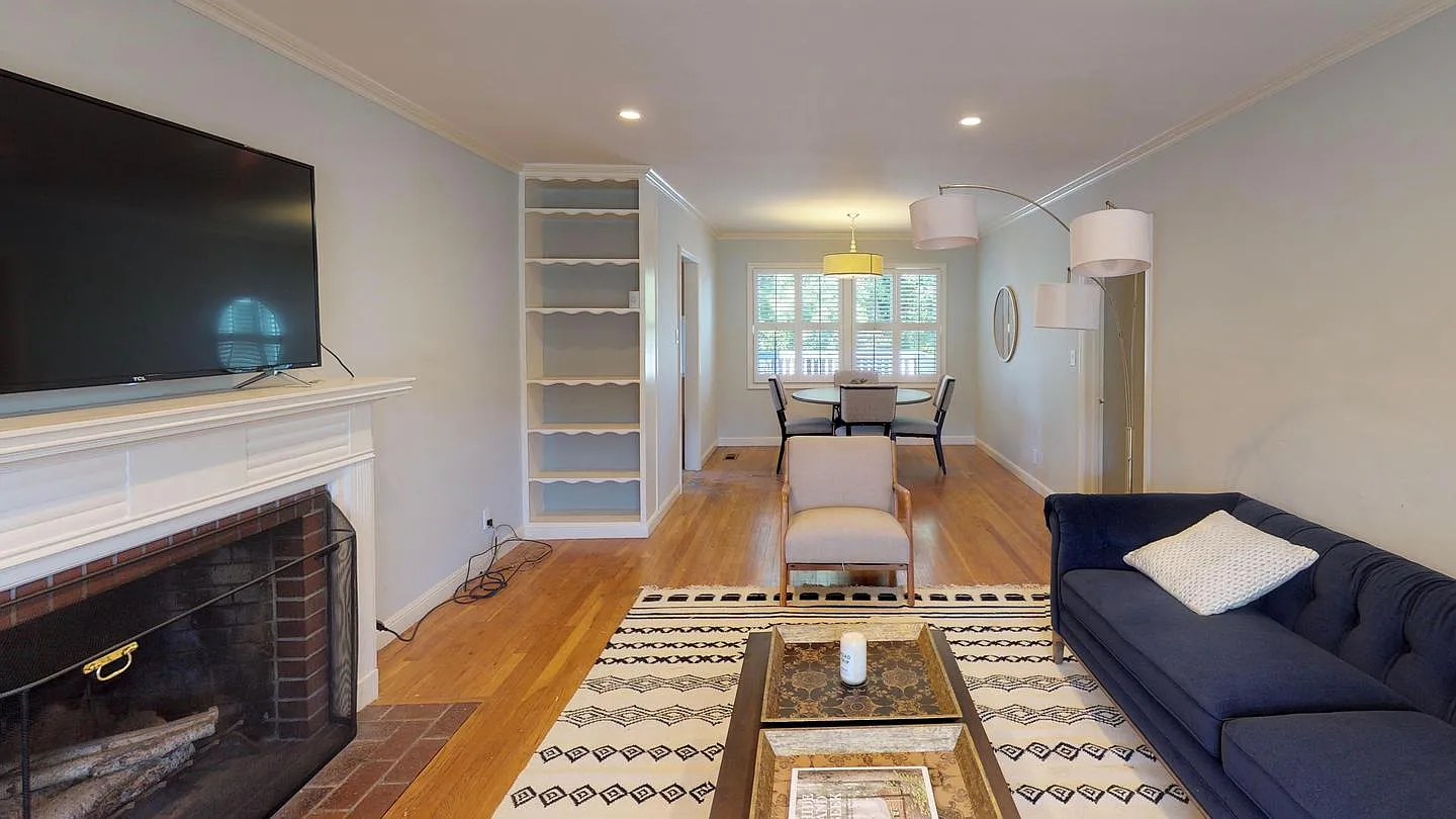 Private Bedroom in Delightful San Mateo Home With Lovely Patio — Photo 3