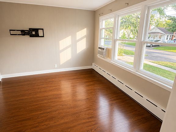 5th image of 558 Eagle St #1