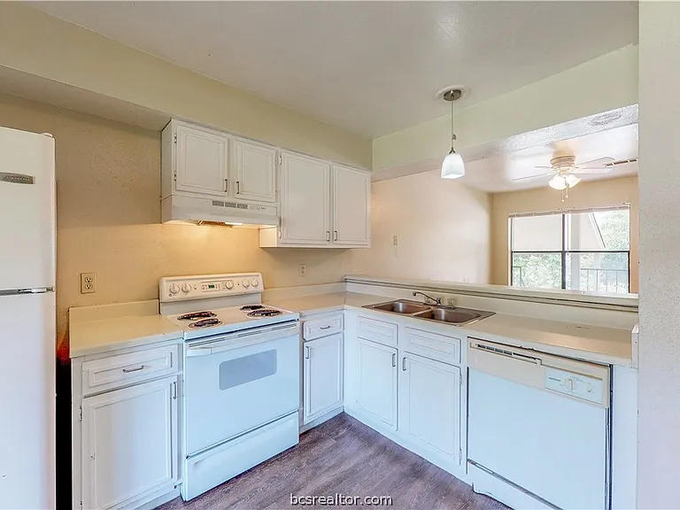303 Manuel Dr #C — Photo 2