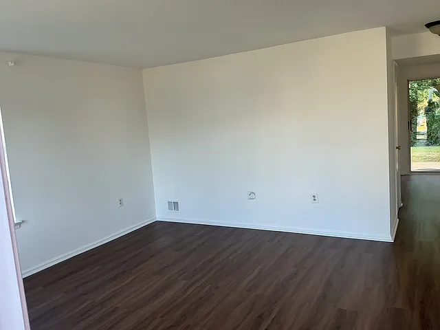 3 bed, 1.5 bath, 1044 sqft, $2,500 — Photo 4