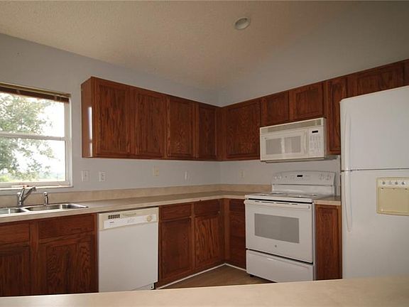 4th image of 1039 Bluegrass Dr