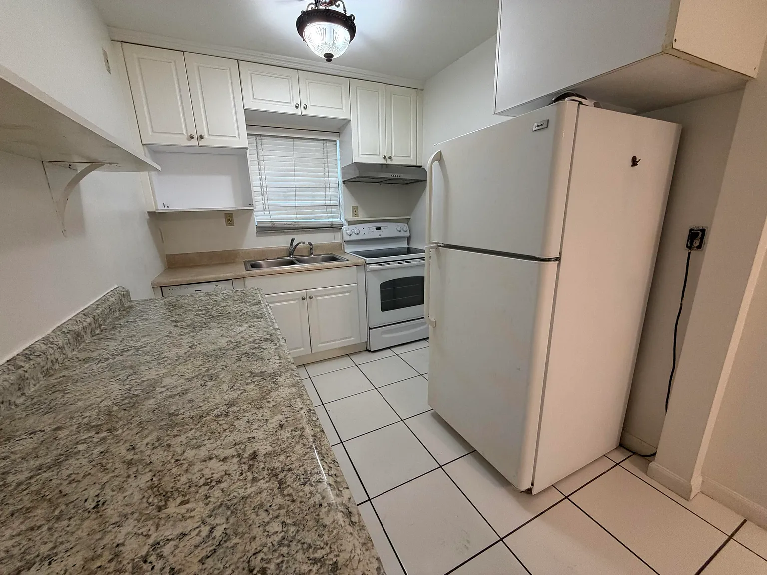 3 bed, 1.0 bath, 4072 sqft, $2,395 — Photo 4