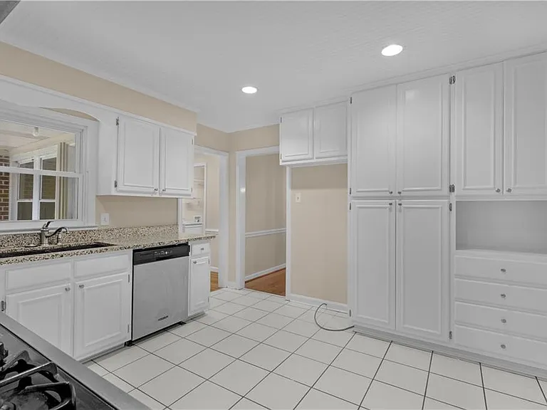424 Byron Ave E — Photo 5