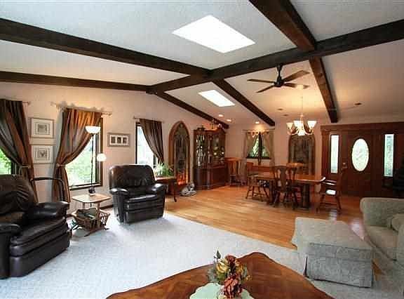 5th image of 2669 Easton Ave