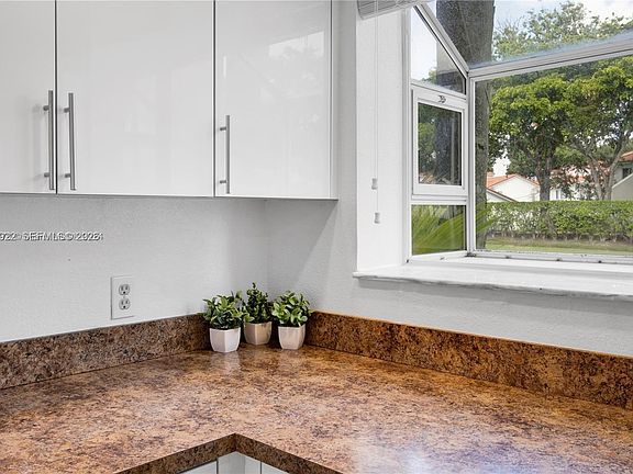 5th image of 3420 Pinewalk Dr N APT 717