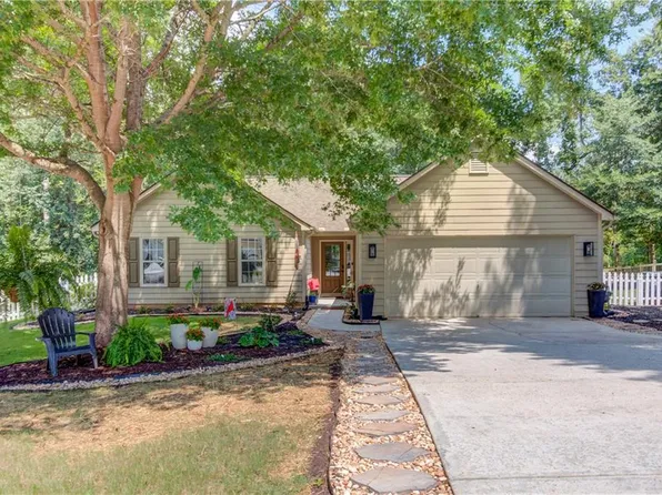 1023 Laurel Green Ln, Sugar Hill, GA 30518