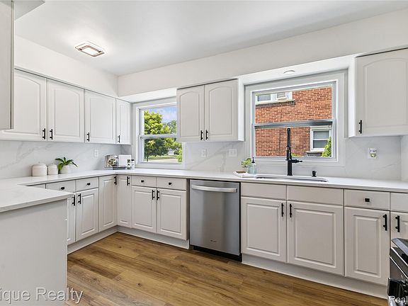 3rd image of 1808 W Twelve Mile Rd