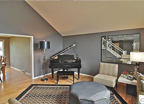3rd image of 304 E Pennbrook Cir