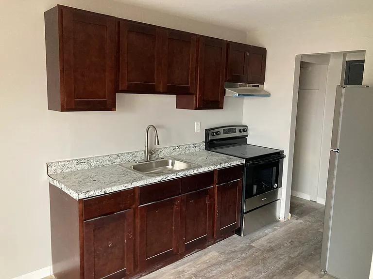 Euclid Estates — Photo 15