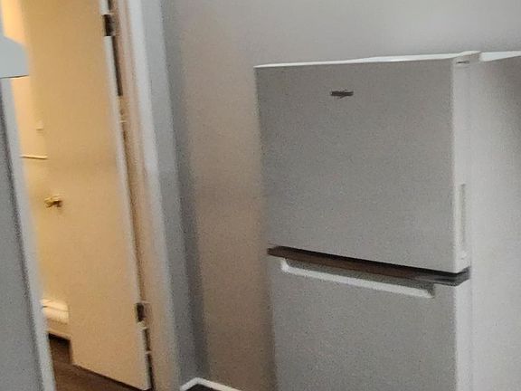 2nd image of 49 Waverly St APT B3