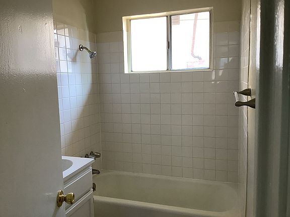 4th image of 6240 Woodlawn Ave #A