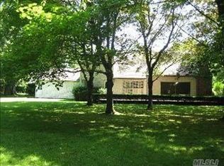 16 Drake Ln, Manhasset, NY 11030