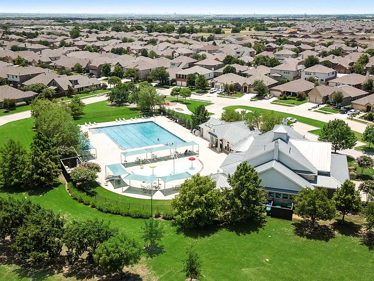 800 Bird Creek Dr — Photo 3