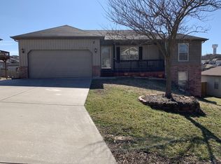 1216 W Robin St, Ozark, MO 65721