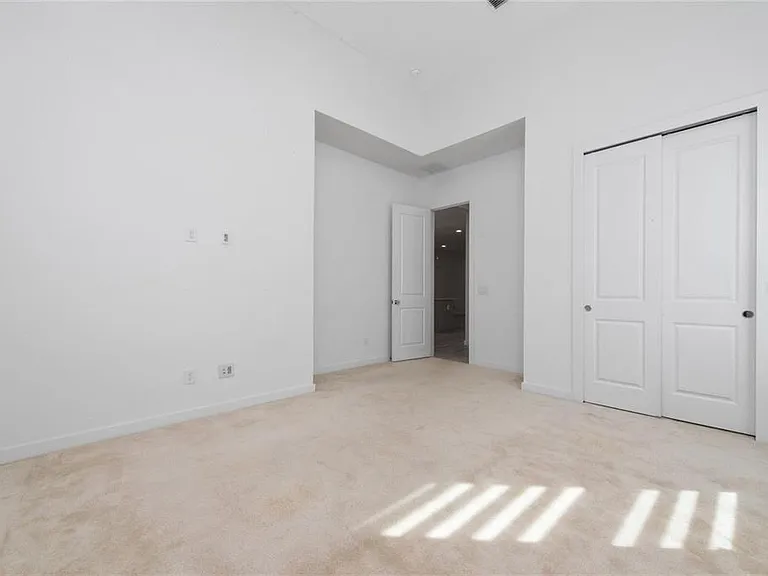8664 Dubochet St — Photo 26