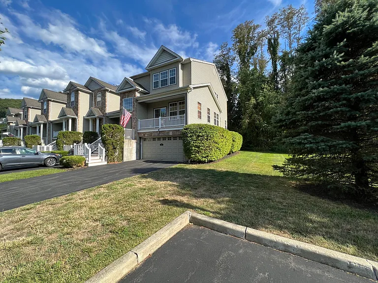 61 N River Dr — Photo 2