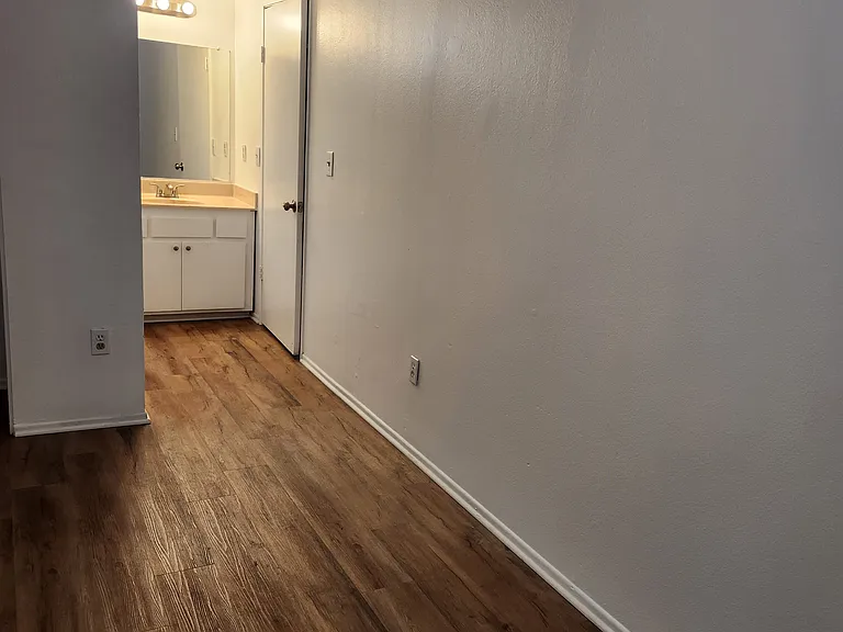Hallway toward the vanity.