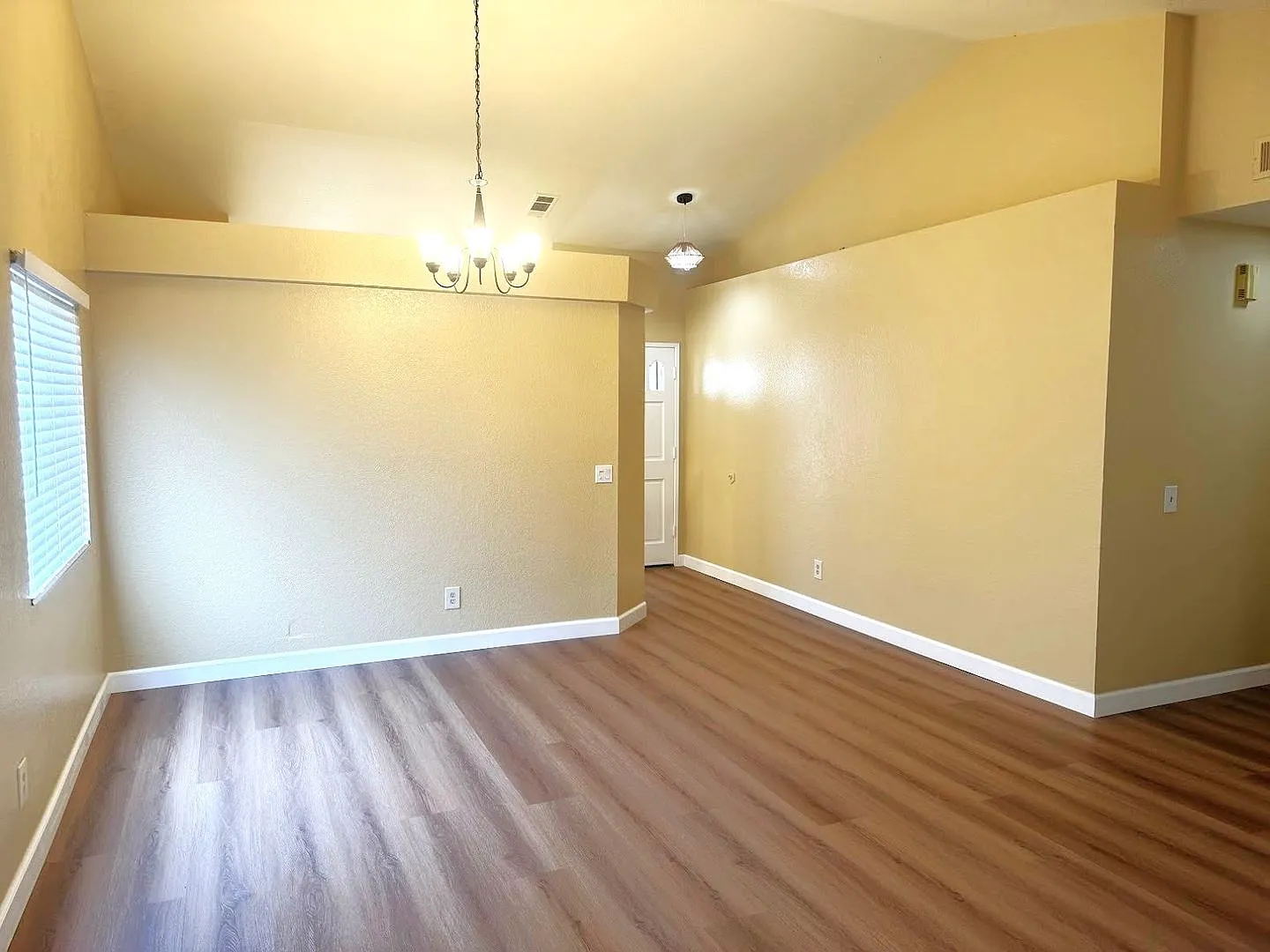 11968 Maple Leaf Ln Fontana 92337 (4 Bed / 2 Bath) — Photo 2
