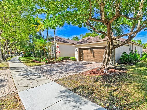 3rd image of 1068 Lavender Cir