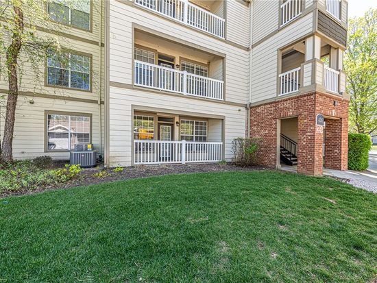 4261 NE Meadow Creek Cir APT 105, Fayetteville, AR 72703