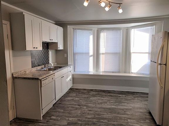 SPACIOUS KITCHEN WITH BAY WINDOW AND VIEW OF CASCADES