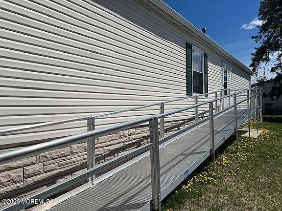 4th image of 27 Pine Ridge Boulevard
