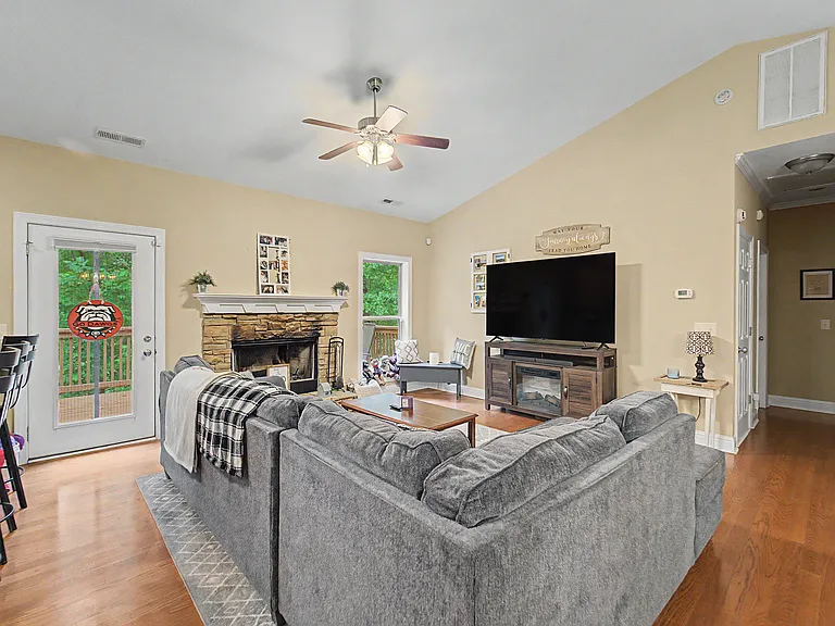 215 Oakridge Dr — Photo 11