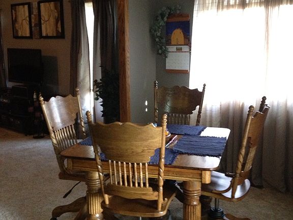 Dining room. 9'8"x13'6"