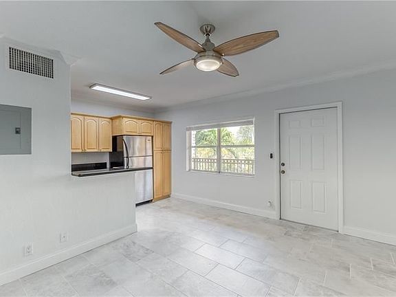 5th image of 744 NE 14th Ave APT 9