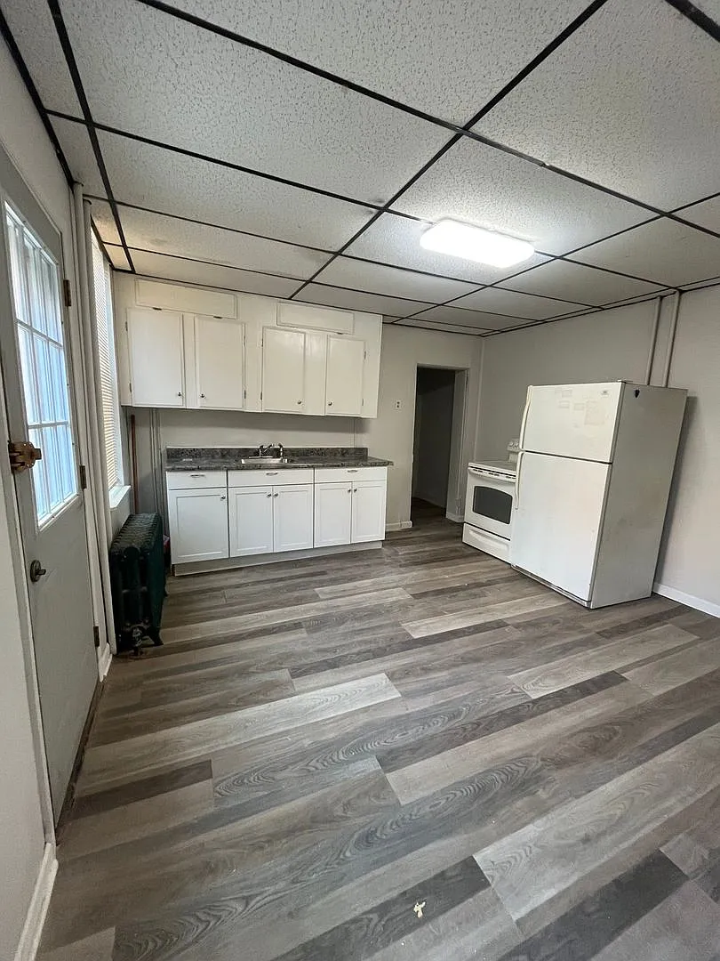 136 E Walnut St — Photo 1