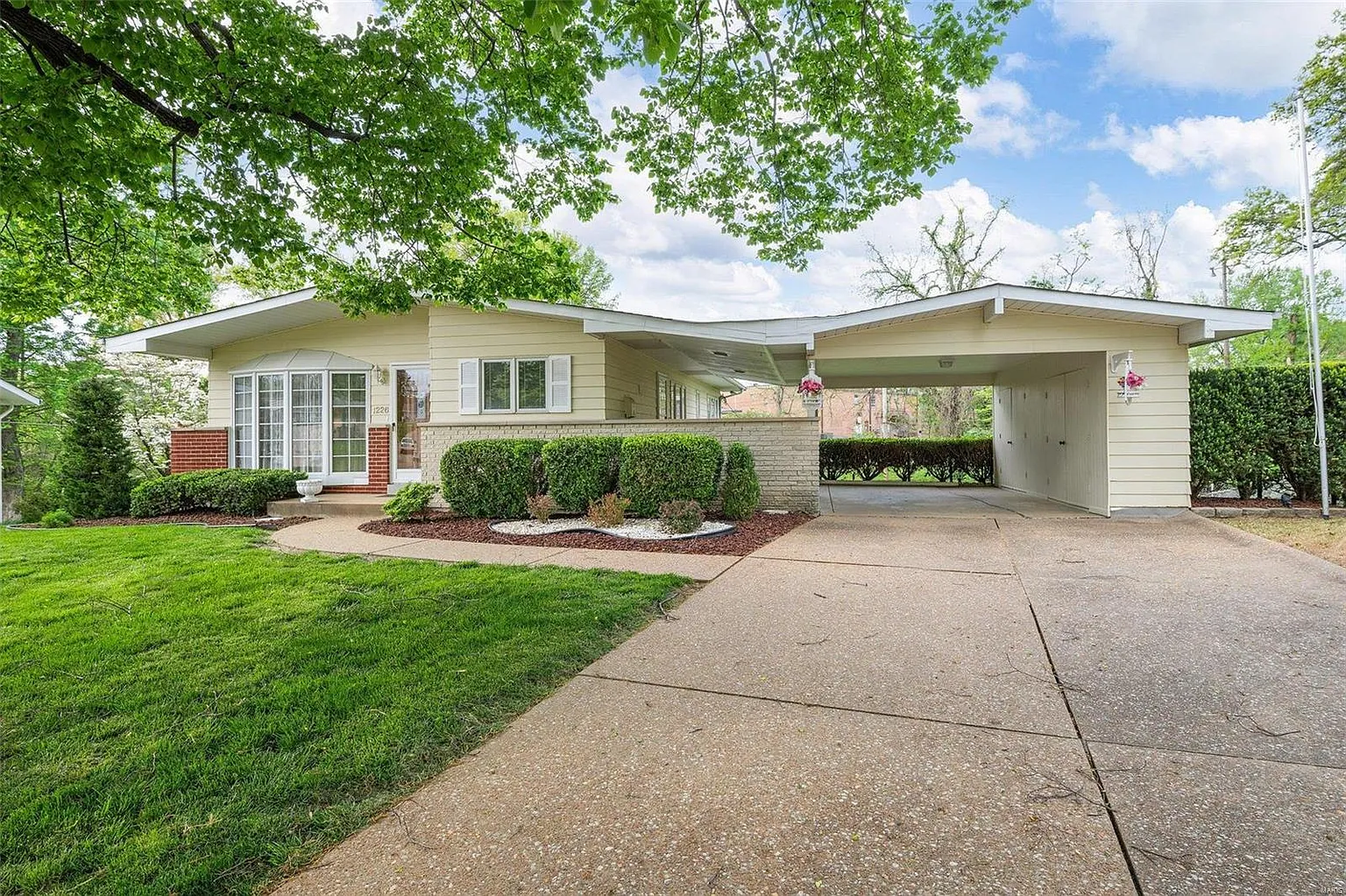 1226 Visitation Dr photo 1