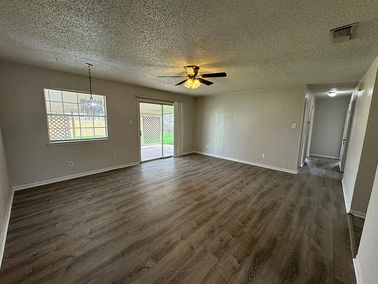 1402 Hammond Dr — Photo 4