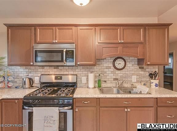 3rd image of 1523 Evergreen St