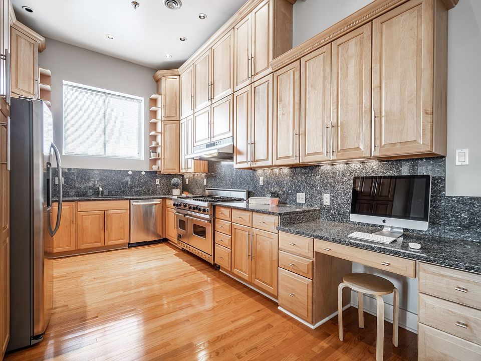 Viking stove (2 ovens) granite countertops and built in granite desk.
Ample cabinetry storage.