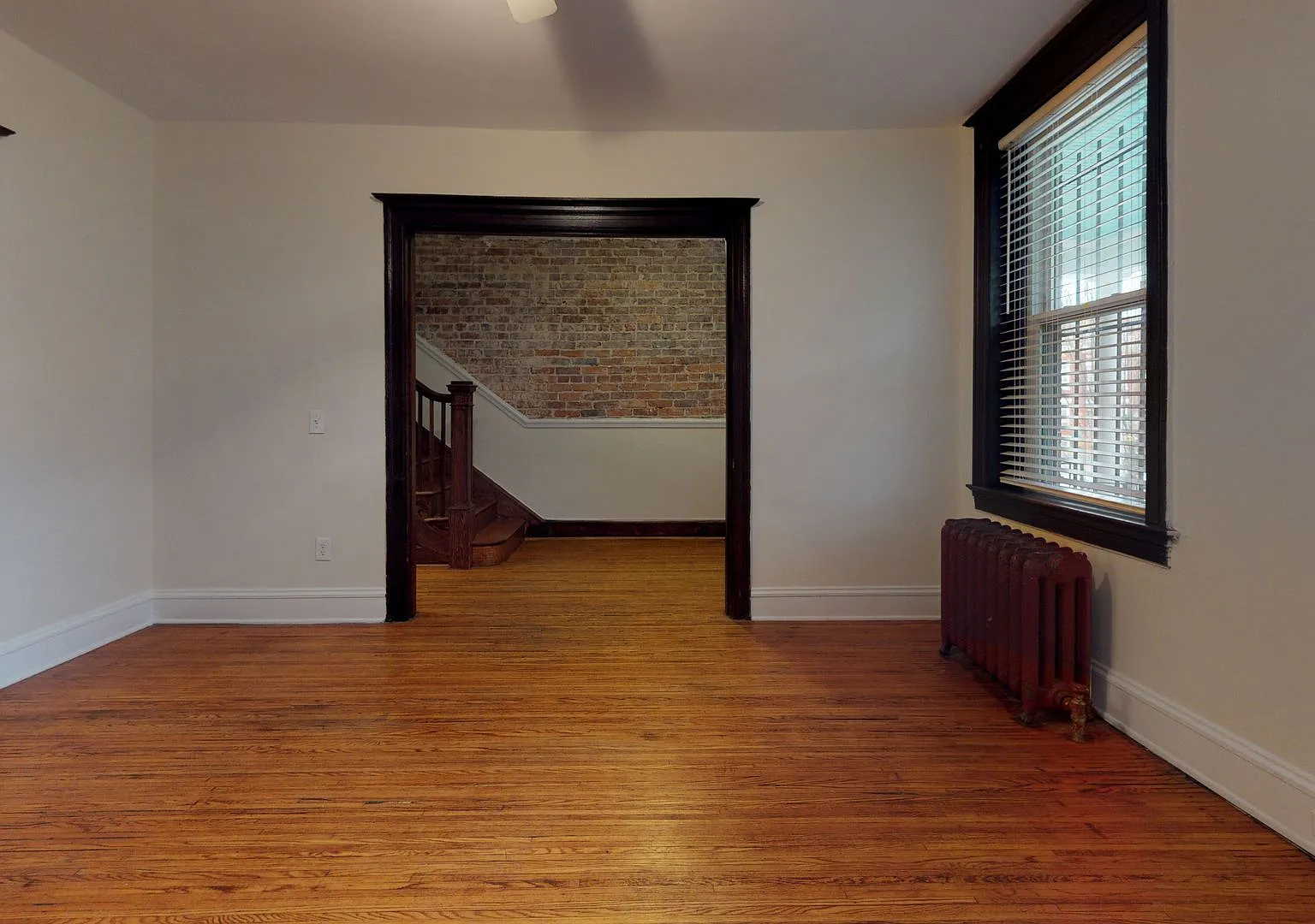 Large 4 Bedroom, 2 Bath House with Hardwood floors, walk in closets and more! — Photo 4