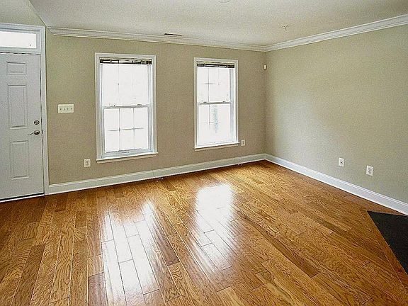 3rd image of 853 Ramsay St